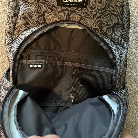 Dakine Campus Premium 28L Backpack in Petal Maze - Picture 6 of 8